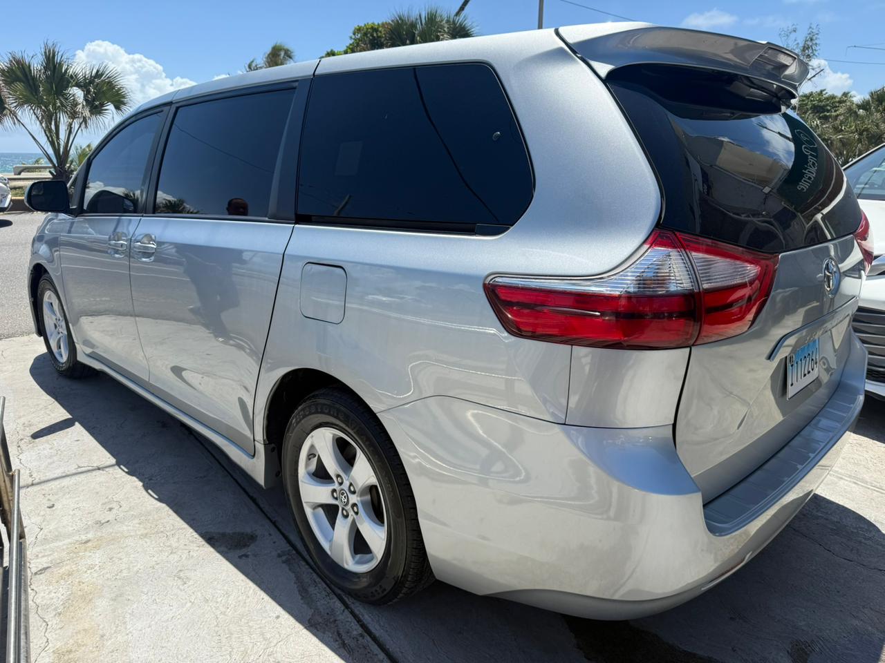 Toyota Sienna CE 2020 - Miniatura 2