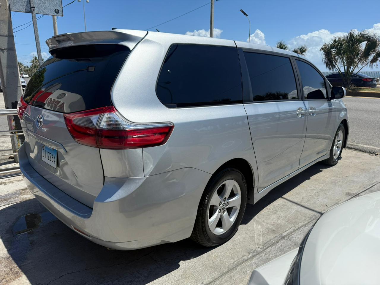 Toyota Sienna CE 2020 - Miniatura 4