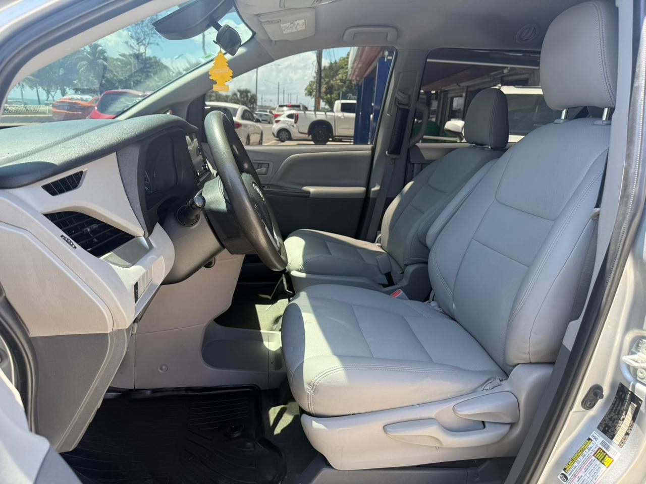 Toyota Sienna CE 2020 - Miniatura 7