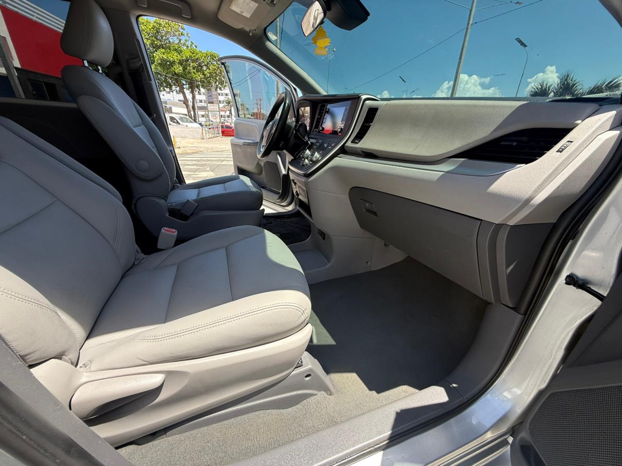 Toyota Sienna CE 2020 - Miniatura 9