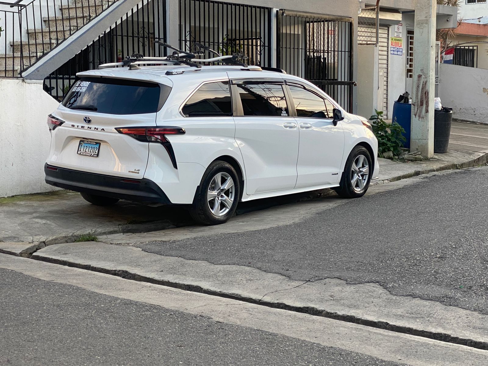 Toyota Sienna LE 2021 - Miniatura 2