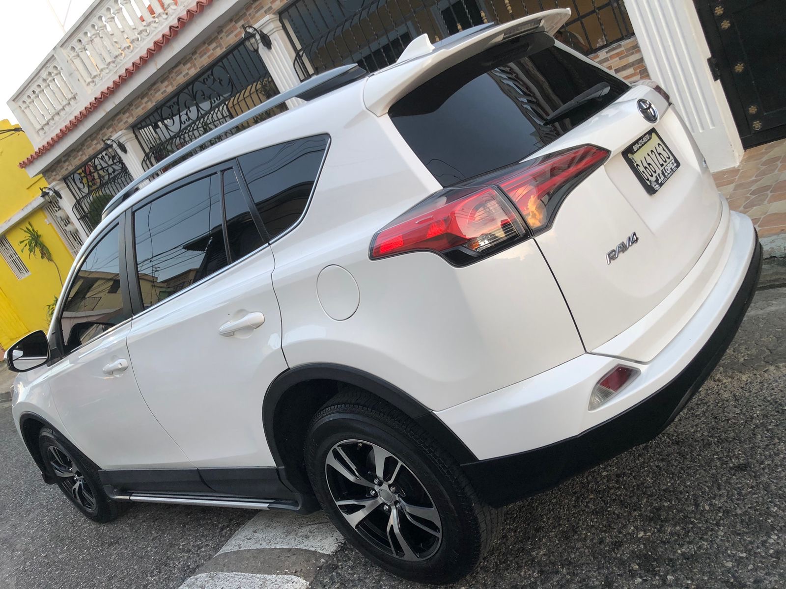 Toyota RAV4 LE 2017 - Miniatura 2