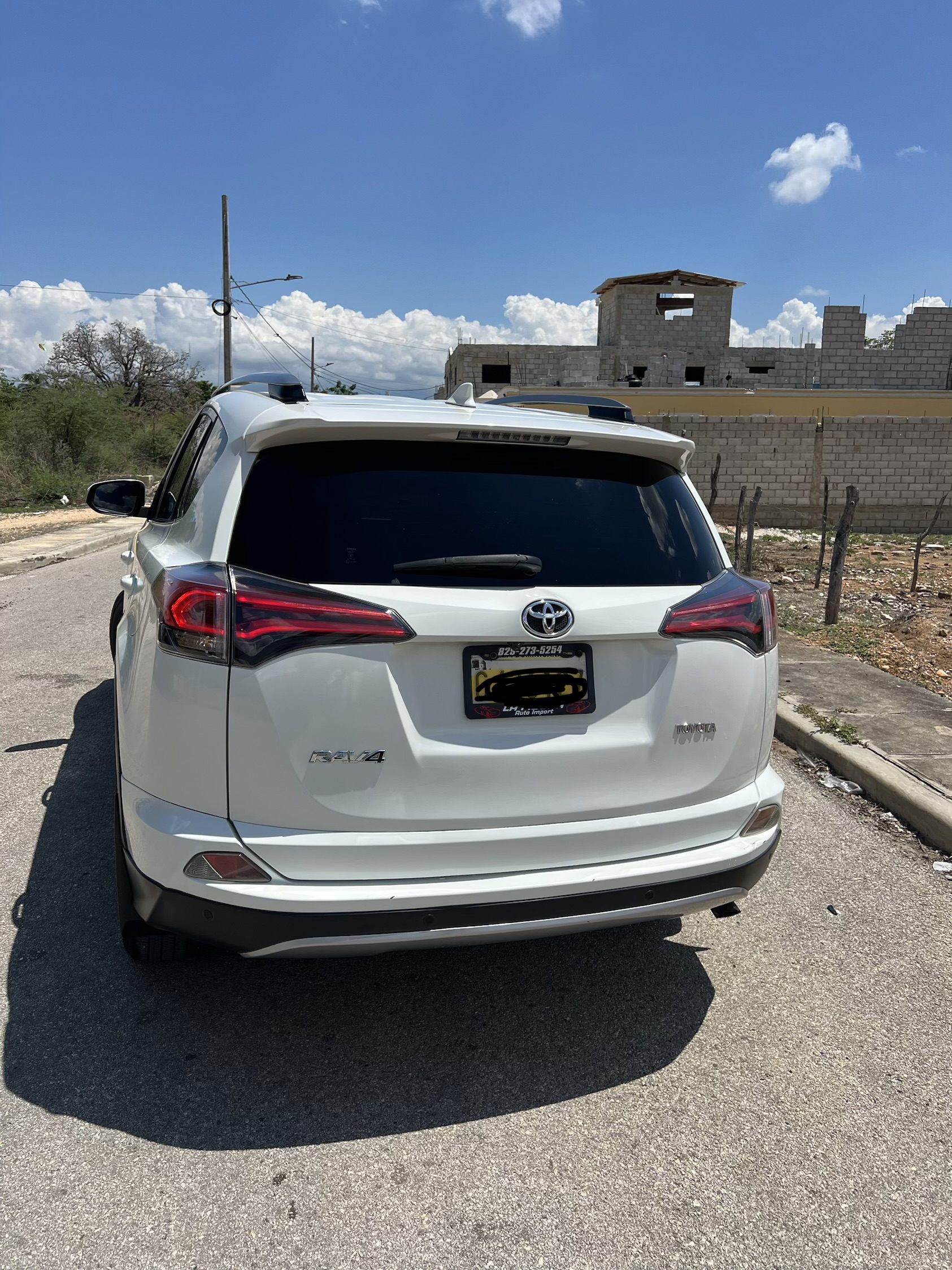 Toyota RAV4 LE 2018 - Miniatura 3